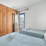 Golden Sun Penthouse Floritas 公寓